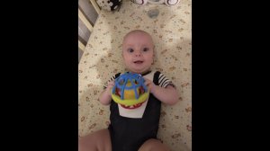 6месячный малыш играет в кроватке