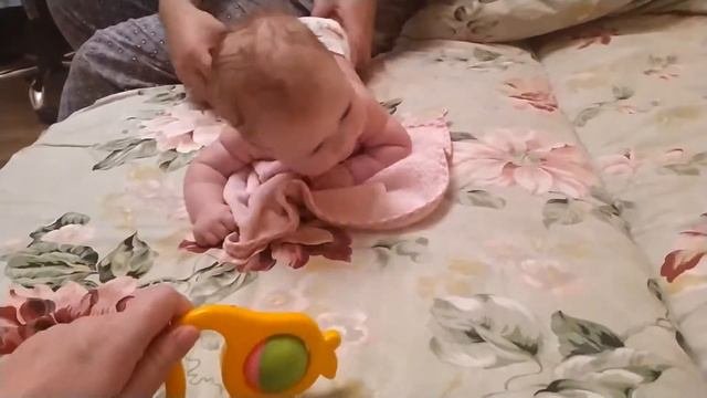 Учим Сашульку держать головку и одновременно ползать