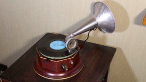 Редкие фонографы. Играет детский граммофон Pigmyphone (Германия)