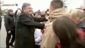 толпа восторженных школьников приветствует Порошенко