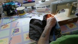 Сидушка на стул из лоскутов ткани.