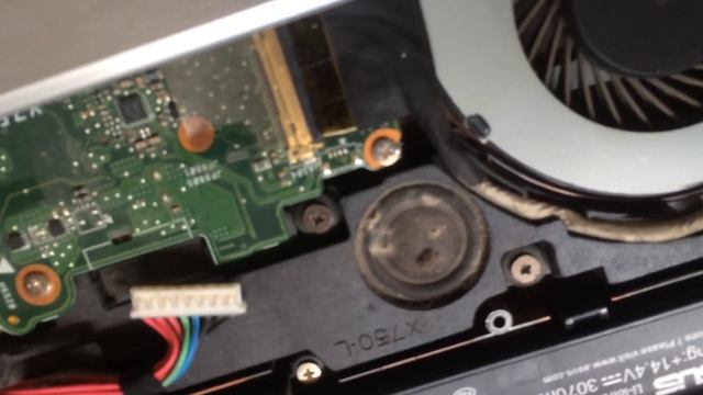 Разборка ноутбука ASUS. Перезагружаем аккумулятор.