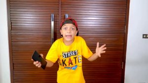 Марк шутит и играет в полицейского для детей