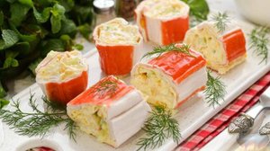 Простая начинка, яркий вид.
РУЛЕТ ИЗ ЛАВАША И КРАБОВЫХ ПАЛОЧЕК