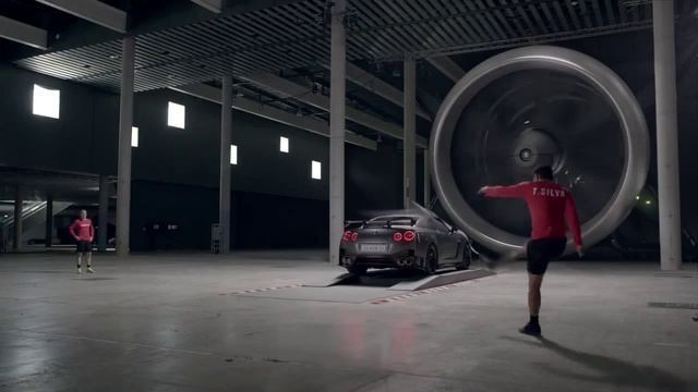 Андрес Иньеста и Тьяго Силва футбольный трюк Nissan UEFA GT R NISMO смотреть онлайн
