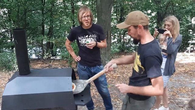 Приготовление пиццы в лесу. Удивительная переносная печь смотреть онлайн