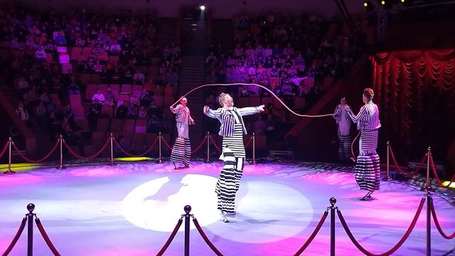 "АКРОБАТЫ НА ХОДУЛЯХ", "ШОУ ВОДЫ, ОГНЯ И СВЕТА", КИРОВСКИЙ ЦИРК смотреть онлайн
