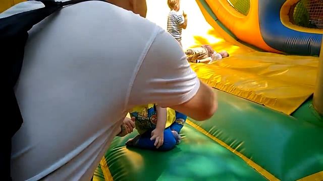 дети прыгают на батуте смотреть онлайн