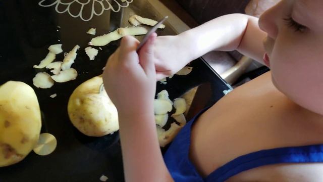 чистить картошку овощечисткой детям лайфхак 27.07.2021