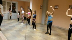 Фрагмент обучения детей восточным танцам, танец живота девочки