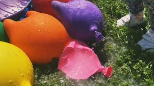 Воздушные Шарики с водой Учим цвета Развивающая песня для детей Лопаем Шарики с водой