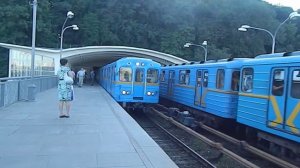 Киевское метро. 2 состава из вагонов типа Еж/Е на станции "Днепр"