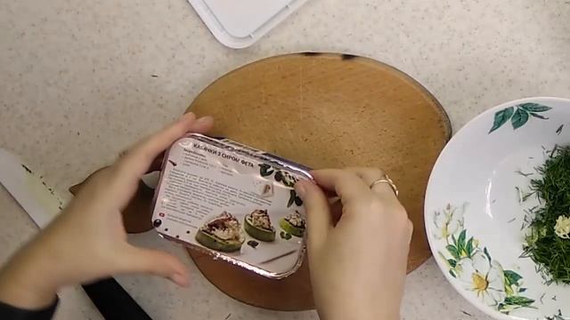 Необычный праздничный салат с курицей и мандариновым соусом смотреть онлайн