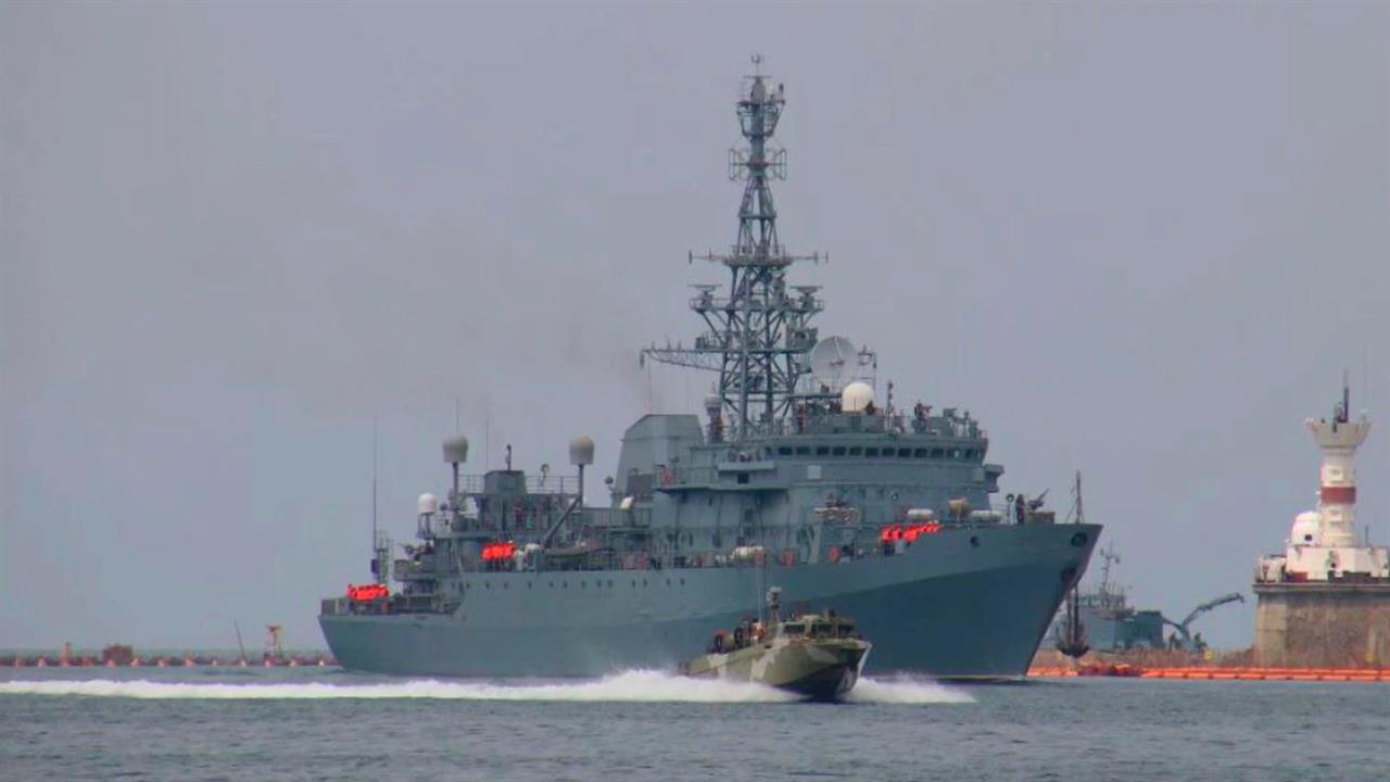 Корабль "Иван Хурс", экипаж которого отбил атаку украинских беспилотников, вернулся в Севастополь.