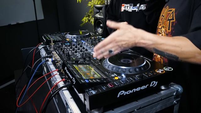 Как ДИДЖЕИ ЭТО делают!? / Разбор приёмов на сидюке PIONEER CDJ