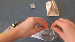 Простой декор свадебных бокалов кружевом и стразами/оформление свадебных бокалов своими руками