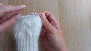 Варежки спицами с объемной косой по центру изделия.