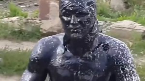 МУЖЧИНА ПРЫГНУЛ В БАССЕЙН С МАЗУТОМ!!!!!