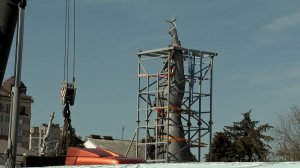 На новое место перенесли скульптуру «Аврора» в Краснодаре