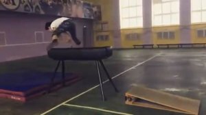 Прыжок через коня,в одно косание.