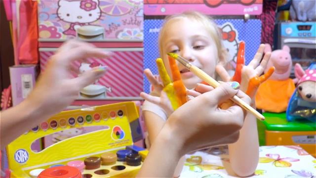 Раскрашиваем руки красками! ИГРАЕМ КРАСКАМИ - ставим отпечатки на бумаге