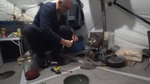 Зимняя рыбалка на Чанах! Поставили ПАЛАТКУ где ДНО ЗАБИТО РЫБОЙ ! Опустили снасти и началось!