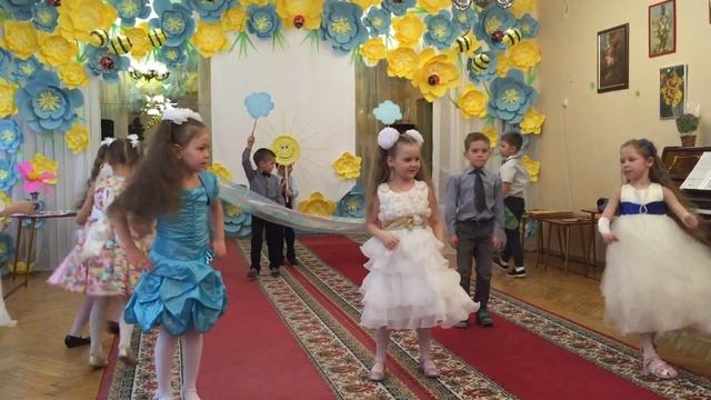 Танец маме на песню "Я рисую солнце, я рисую речку....." :-) смотреть онлайн