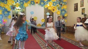 Танец маме на песню "Я рисую солнце, я рисую речку....."  :-)