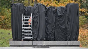 Крупнейший мемориал советским воинам в Литве закрыли тканью