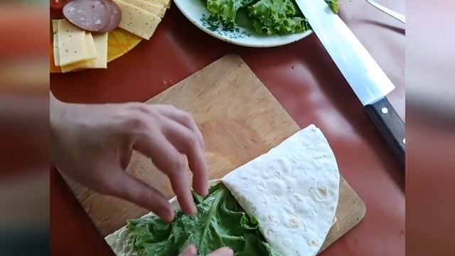 Лаваш с сыром и помидорами с колбасой на мангале. Закуски. смотреть онлайн