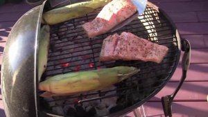 Рыба на гриле (лосось) и кукуруза