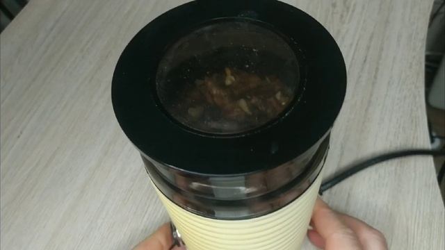 Салат из стручковой фасоли с грецкими орехами.