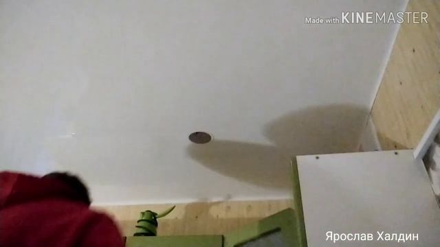 Затопили натяжной потолок, сливаем воду сами смотреть онлайн