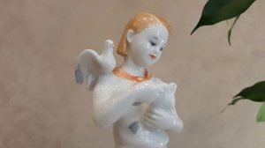 Статуэтки ЛФЗ. Пионерка с голубями. Фарфор СССР
