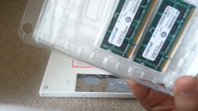 How to replace RAM in white macbook early 2009