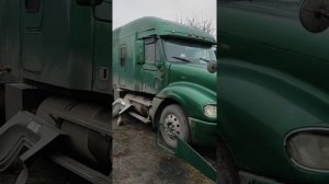 Кабина Freightliner средняя крыша из высокой.