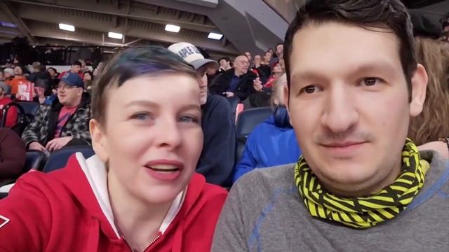 Трейл в снегоступах возле фермы кленового сиропа, пустые улицы города смотреть онлайн