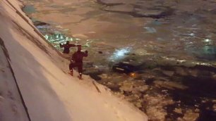 Девушка на машине упала в Москва-реку. Извлечение авто из реки