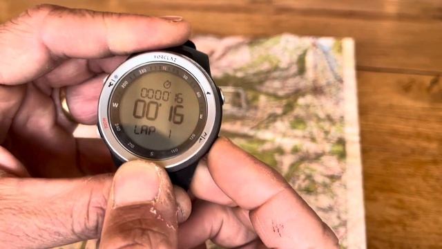 Utilisation du chrono et de la prise de temps intermédiaires (laps) sur la montre altimètre MW900 смотреть онлайн