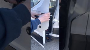 How to replace a door handle on a Ford Transit 2020. Como repasar door handle ford transit 2020.