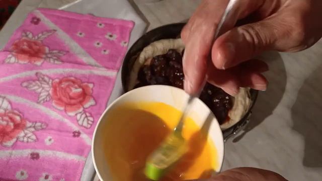 #Пирог #дрожжевойпирог #сзамороженннымисливами Пирог с замороженными сливами из дрожжевого теста смотреть онлайн