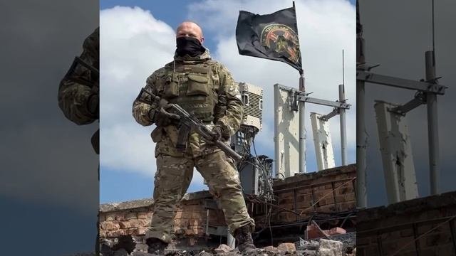 🎻💥⚡Черный флаг "Вагнера" развивается на крыше "Книжки"⚡ – смотреть ...