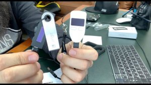 Обзор криптоваютного холодного кошелька Trezor One  Распаковка