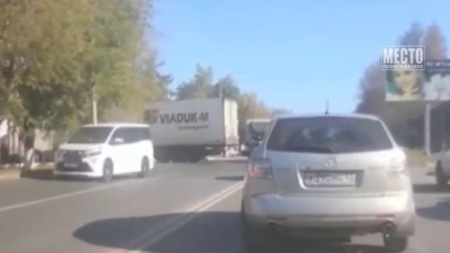 Фура таранит фургон