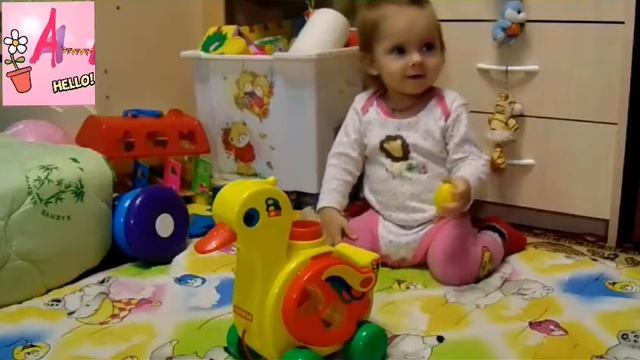 Алиса распаковывает подарки Играем в игрушки Юла и уточка Алиса играет в игрушки Развивашка смотреть онлайн