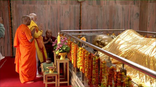 PM Modi offers prayers at Mahaparinirvana Stupa in Kushinagar, Uttar Pradesh смотреть онлайн
