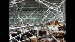 Обрушение стеллажей на складе из-за удара погрузчика