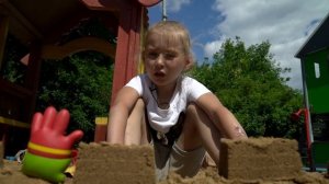 Маленькая Вера для детей - Строим в песочнице на детской площадке замок из песка для Амняма