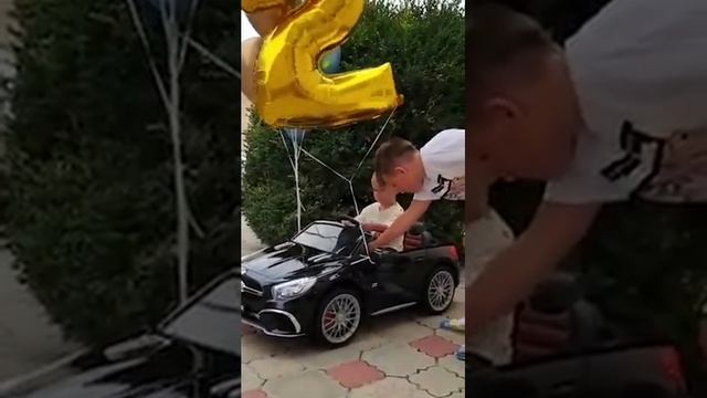 А вот и видео с вручением подарочка детского электромобиля. Малыш в удивительном восторге )) смотреть онлайн
