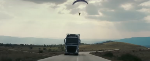 Видео дня. Водитель фуры решил подбросить «летающего пассажира» Volvo Trucks - The Flying Passenger 